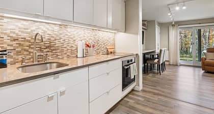 Mountain-Modern Professionally Decorated Retreat with Ski Back Access & A/C