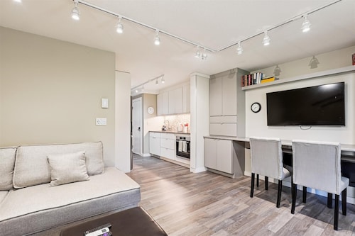 Mountain-Modern Professionally Decorated Retreat with Ski Back Access & A/C