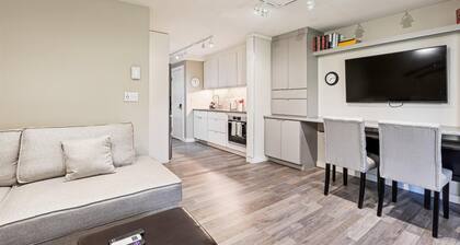 Mountain-Modern Professionally Decorated Retreat with Ski Back Access & A/C