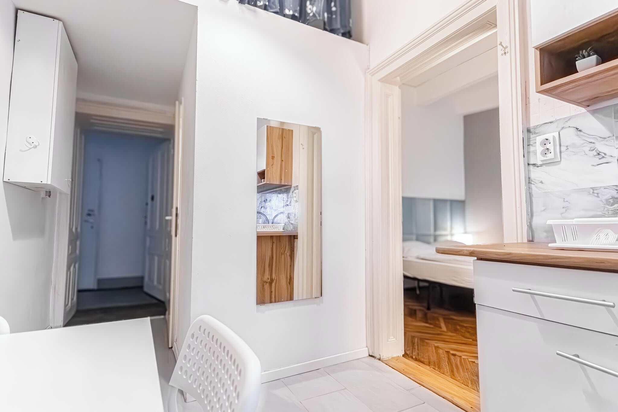 Eenvoudig appartement | Privékeuken | Een koelkast, een magnetron, een kookplaat, kookgerei, borden en bestek