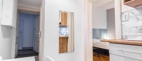 Apartamento básico | Cozinha privada | Geladeira, micro-ondas, cooktop, talheres/pratos/utensílios de cozinha