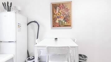 Basic-Apartment | Eigene Küche | Kühlschrank, Mikrowelle, Herdplatte, Kochgeschirr/Geschirr/Besteck