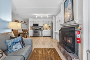 Smart TV, fireplace - Professionally redecorated Whiffletree condo with AC. (Killington)