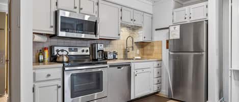 Kjøleskap, mikrobølgeovn, kokeplater og oppvaskmaskin