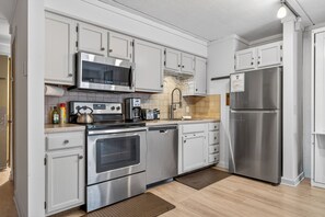 Fridge, microwave, stovetop, dishwasher - Professionally redecorated Whiffletree condo with AC. (Killington)