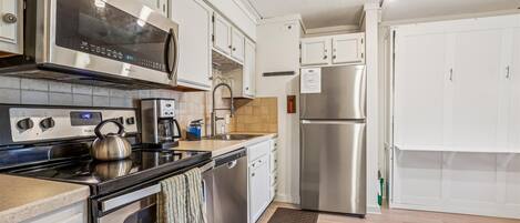 Fridge, microwave, stovetop, dishwasher