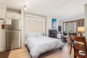 1 bedroom, Internet, bed sheets - Professionally redecorated Whiffletree condo with AC. (Killington)