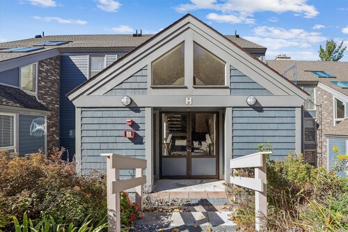 Modern comfort with ski home access. With AC and pool during summer season. Near Golf Course