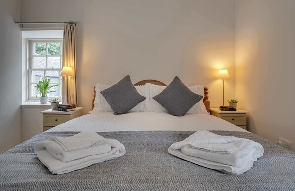 4 bedrooms, iron/ironing board, travel cot, WiFi