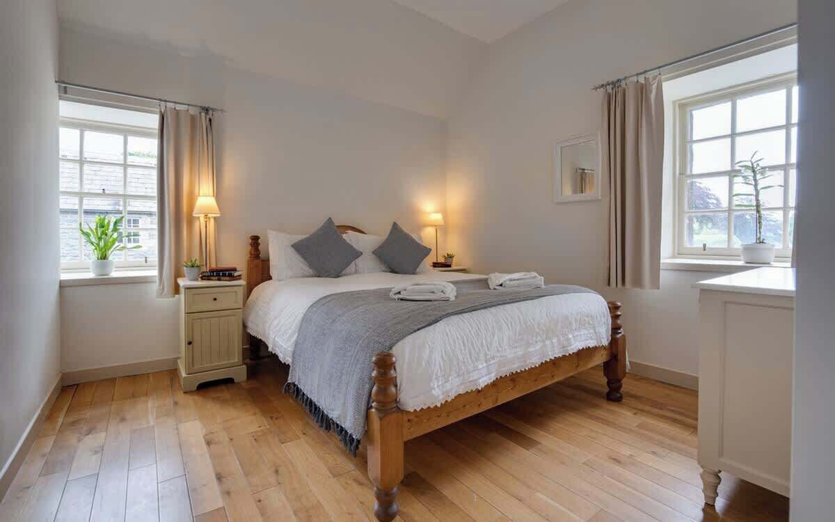 4 عدّة غرف نوم ومكواة/لوح كي وسرير سفر وواي فاي