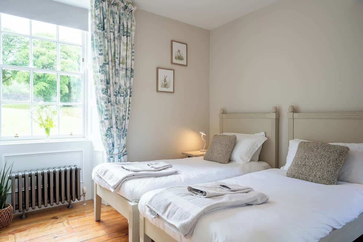 2 عدّة غرف نوم ومكواة/لوح كي وسرير سفر وواي فاي