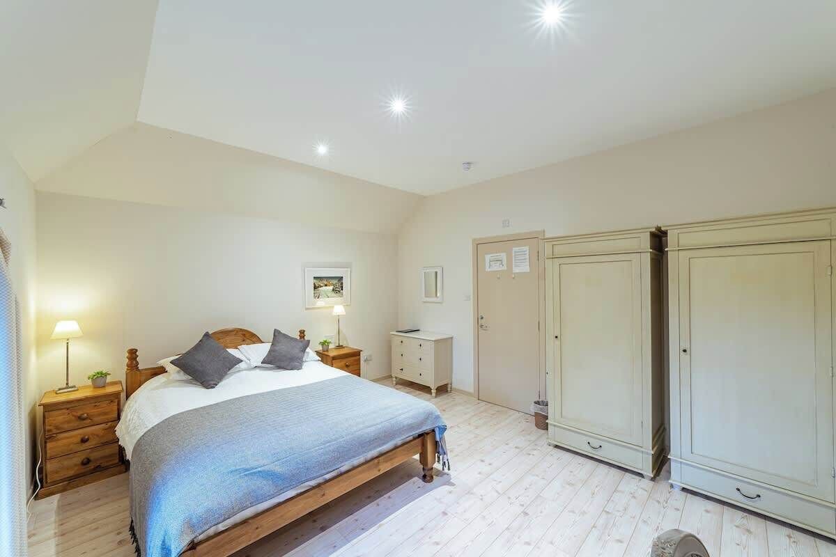 4 عدّة غرف نوم ومكواة/لوح كي وسرير سفر وواي فاي