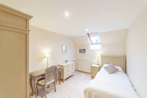 4 عدّة غرف نوم ومكواة/لوح كي وسرير سفر وواي فاي