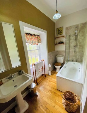 Shower, hair dryer, towels - Penninghame Estate- Gardeners Cottage (Penninghame)