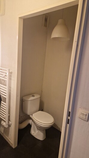 Sèche-cheveux, serviettes fournies, savon, papier toilette