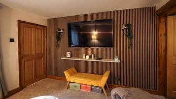 Smart TV, fireplace