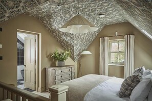 8 bedrooms, desk, iron/ironing board, free WiFi