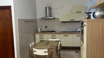 Kühlschrank, Ofen, Herdplatte, Wasserkocher mit Kaffee-/Teezubehör