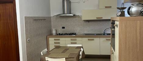 Fridge, oven, stovetop, coffee/tea maker