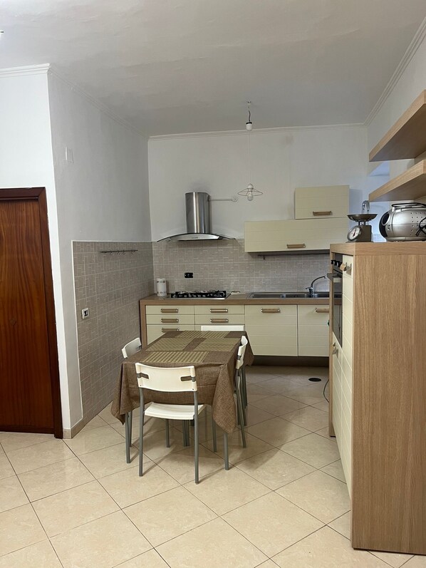 Kühlschrank, Ofen, Herdplatte, Wasserkocher mit Kaffee-/Teezubehör