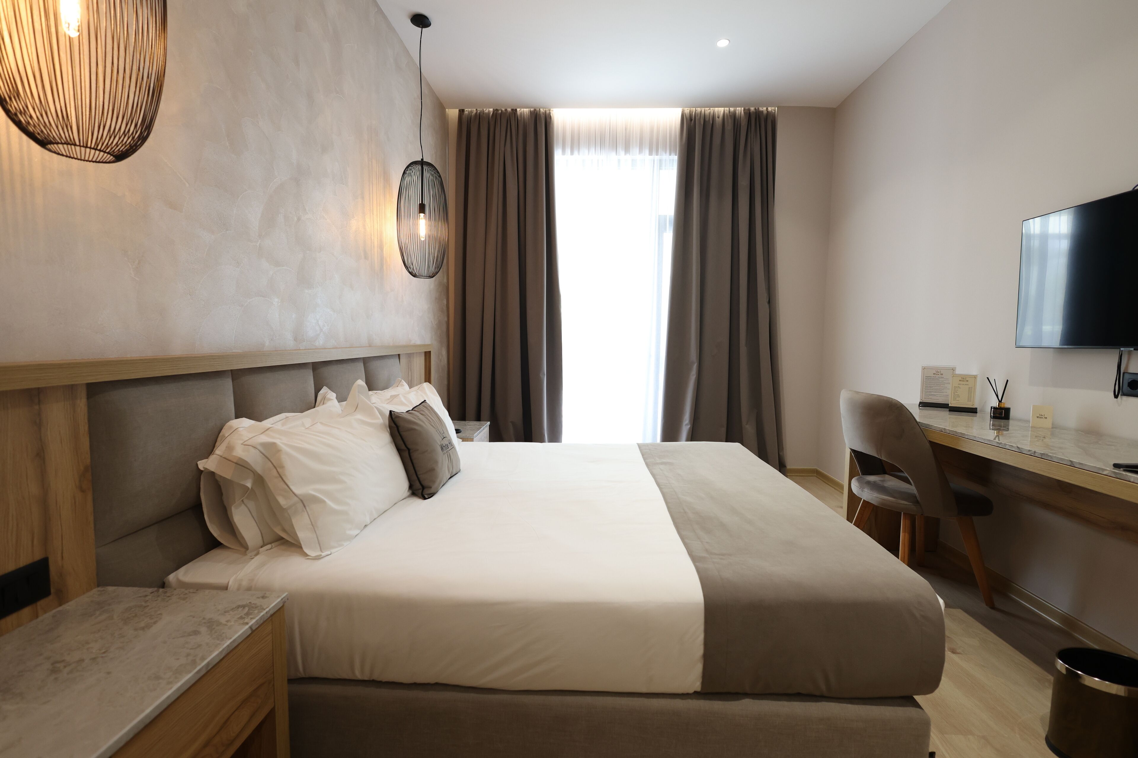 Hypo-allergenic bedding, minibar, desk, soundproofing