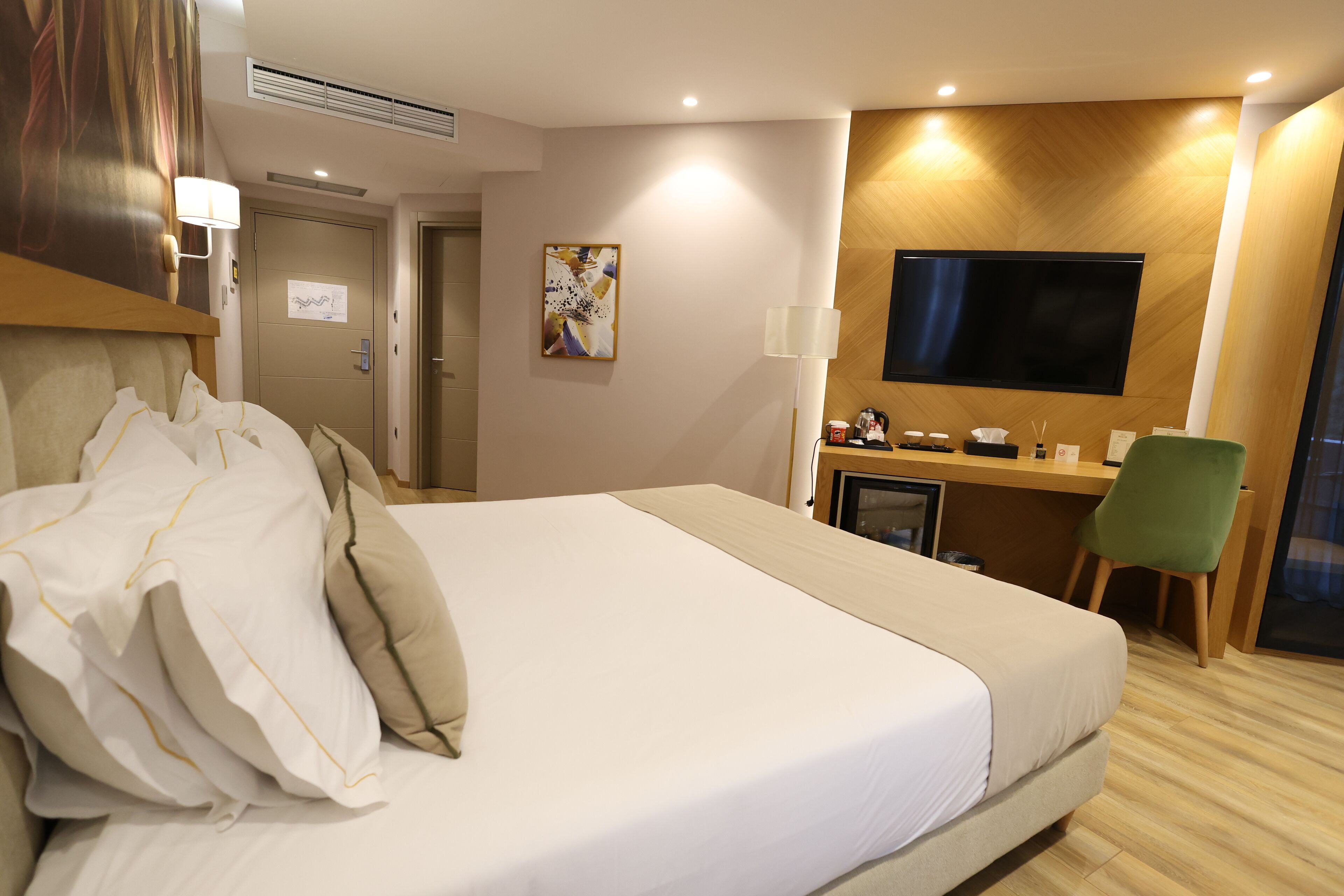 Habitación doble Deluxe | Ropa de cama hipoalergénica, minibar, escritorio y insonorización 