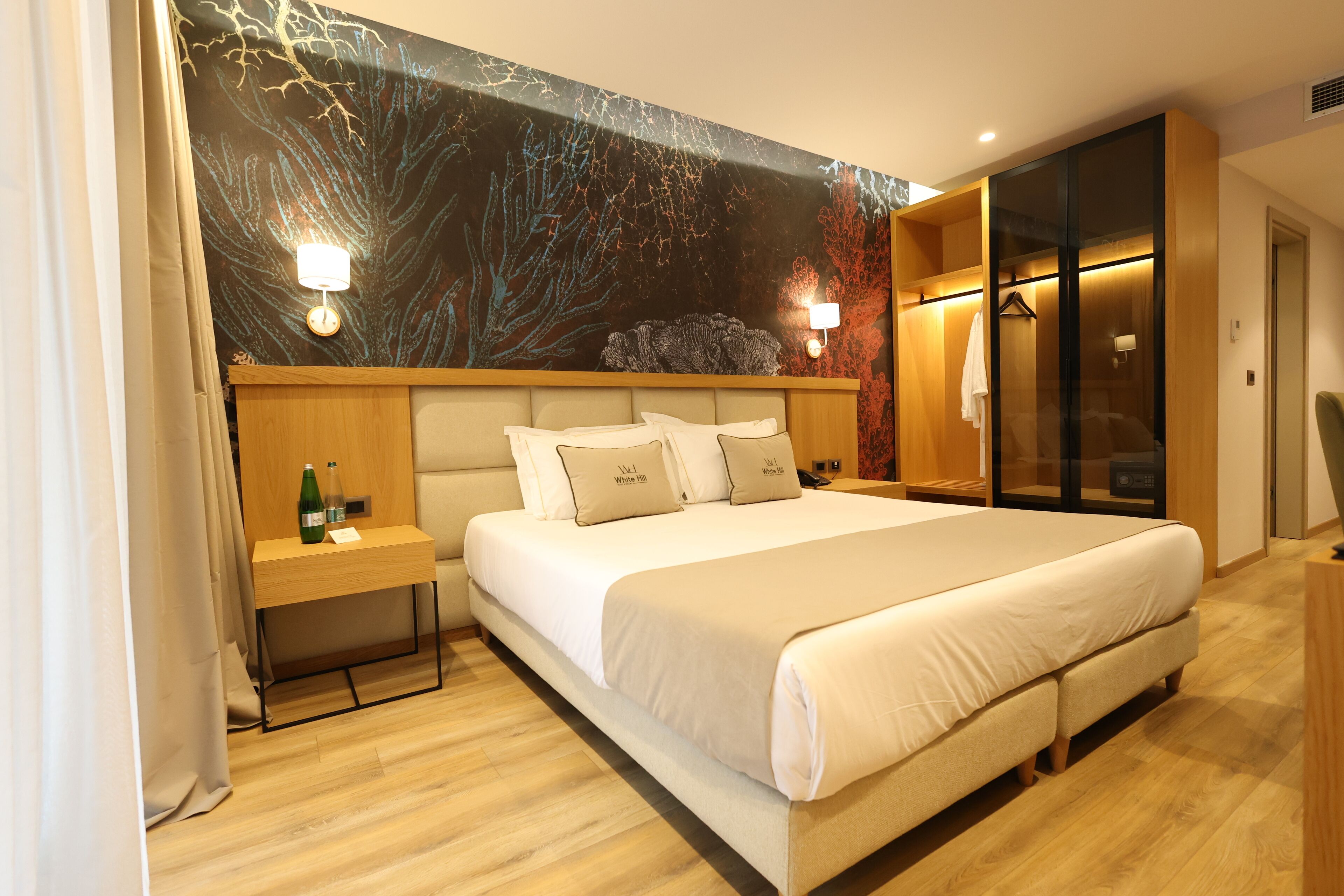 Suite clásica, balcón, vista al jardín | Ropa de cama hipoalergénica, minibar, escritorio y insonorización 