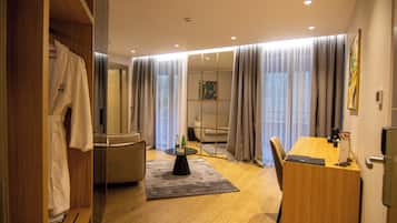 Familiesuite | Oppholdsområde | En 50-centimeters smart-TV med Parabol-TV