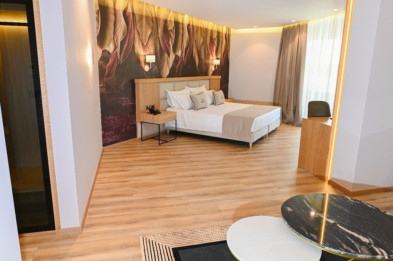 Premier Suite, Balcony | Hypo-allergenic bedding, minibar, desk, soundproofing