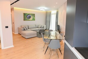 Deluxe-Apartment | Wohnbereich | 50-cm-Smart-TV mit Satellitenempfang