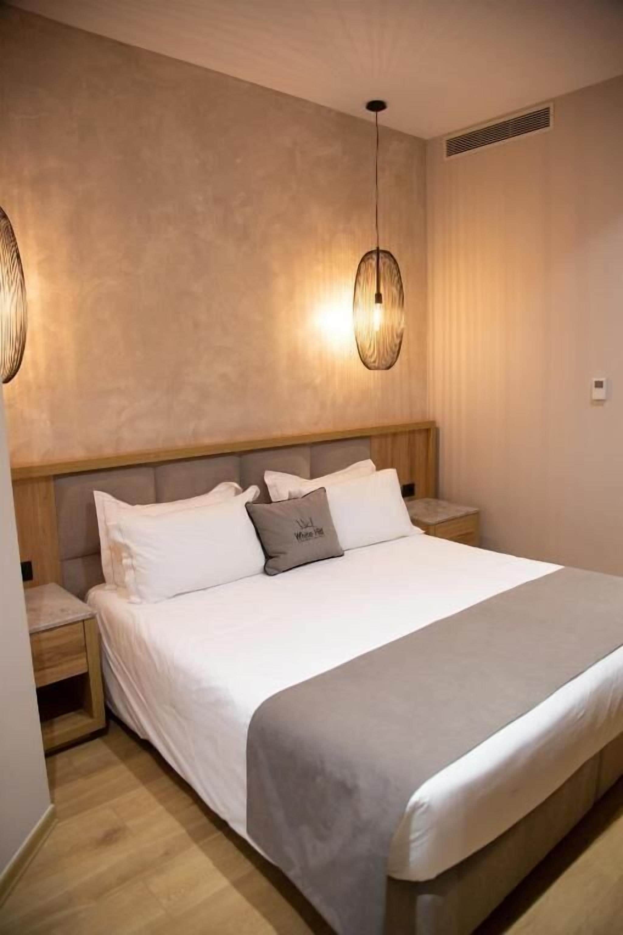 Hypo-allergenic bedding, minibar, desk, soundproofing