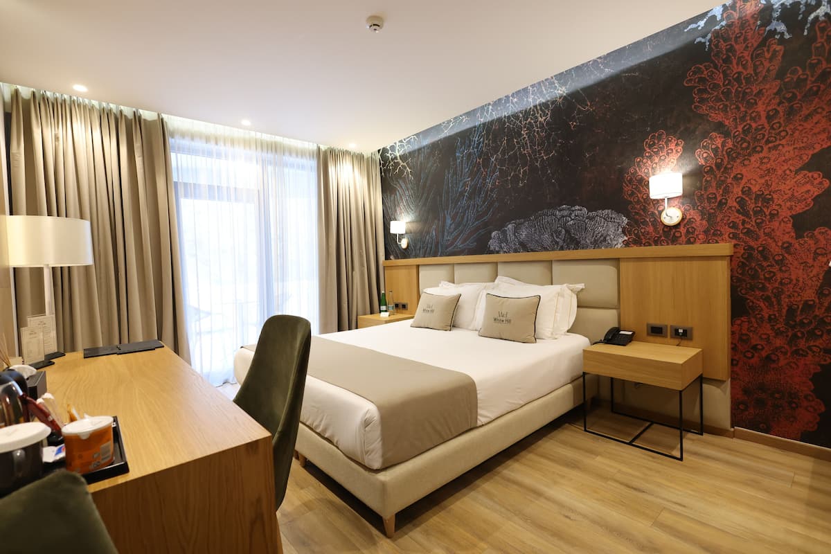 Suite Classique, balcon, vue jardin | Literie hypoallergénique, minibar, bureau, chambres insonorisées