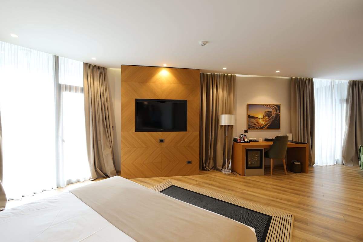 Suite Deluxe, vue mer | Literie hypoallergénique, minibar, bureau, chambres insonorisées