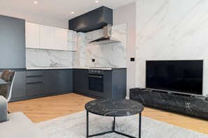 Deluxe-Apartment | Wohnbereich | 50-cm-Smart-TV mit Satellitenempfang