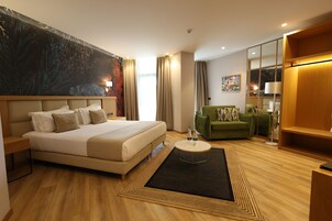 Ropa de cama hipoalergénica, minibar y escritorio 