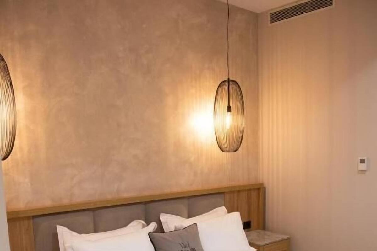 Standard dubbelrum | Allergitestade sängkläder, minibar, skrivbord och gratis barnsängar