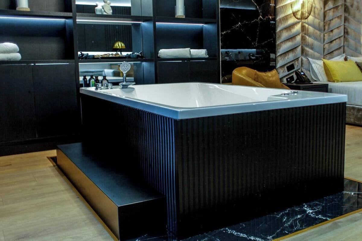 Superior Suite | Hypo-allergenic bedding, minibar, desk, free cribs/infant beds