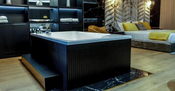 Suíte superior | Roupas de cama antialérgicas, frigobar, escrivaninha