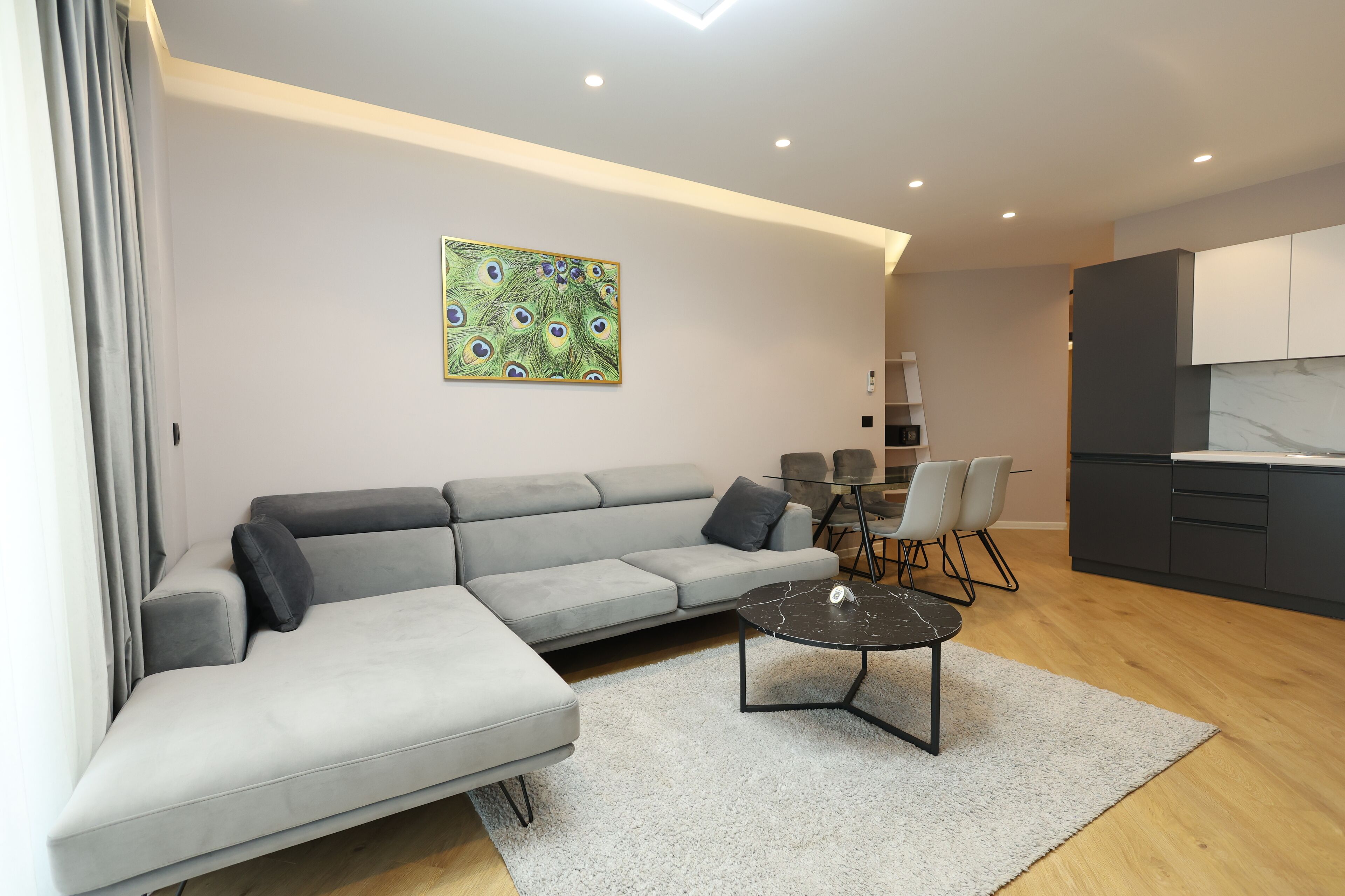 Departamento Deluxe | Área de sala de estar | Smart TV de 50 cm con canales vía satélite 