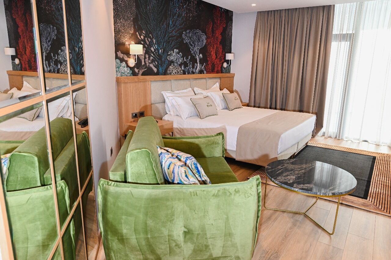 Elite Suite | Hypo-allergenic bedding, minibar, desk, soundproofing