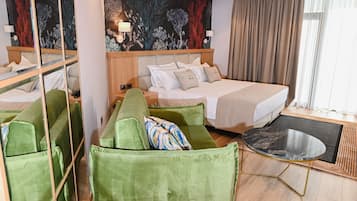 Elite Suite | Hypo-allergenic bedding, minibar, desk, soundproofing