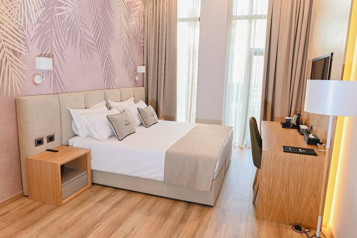 Classic dubbelrum | Allergitestade sängkläder, minibar, skrivbord och gratis barnsängar