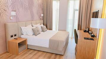 Classic dubbelrum | Allergitestade sängkläder, minibar, skrivbord och gratis barnsängar