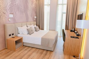 Classic dubbelrum | Allergitestade sängkläder, minibar, skrivbord och gratis barnsängar