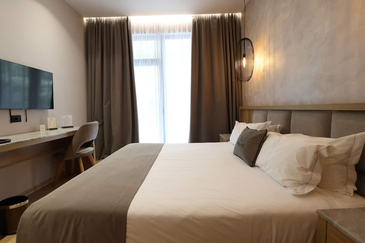 Ropa de cama hipoalergénica, minibar, escritorio y insonorización