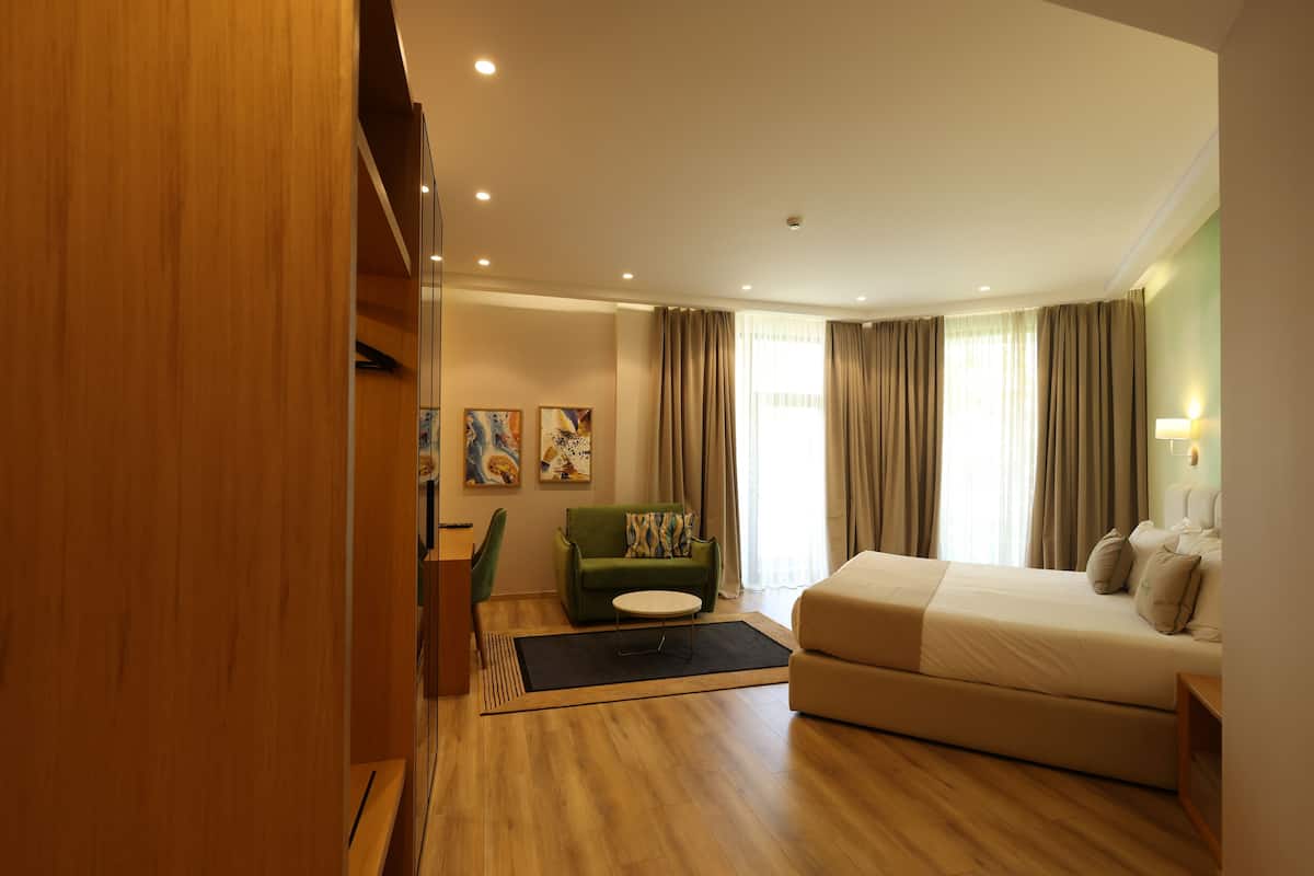 Habitación triple Deluxe | Ropa de cama hipoalergénica, minibar, escritorio y insonorización