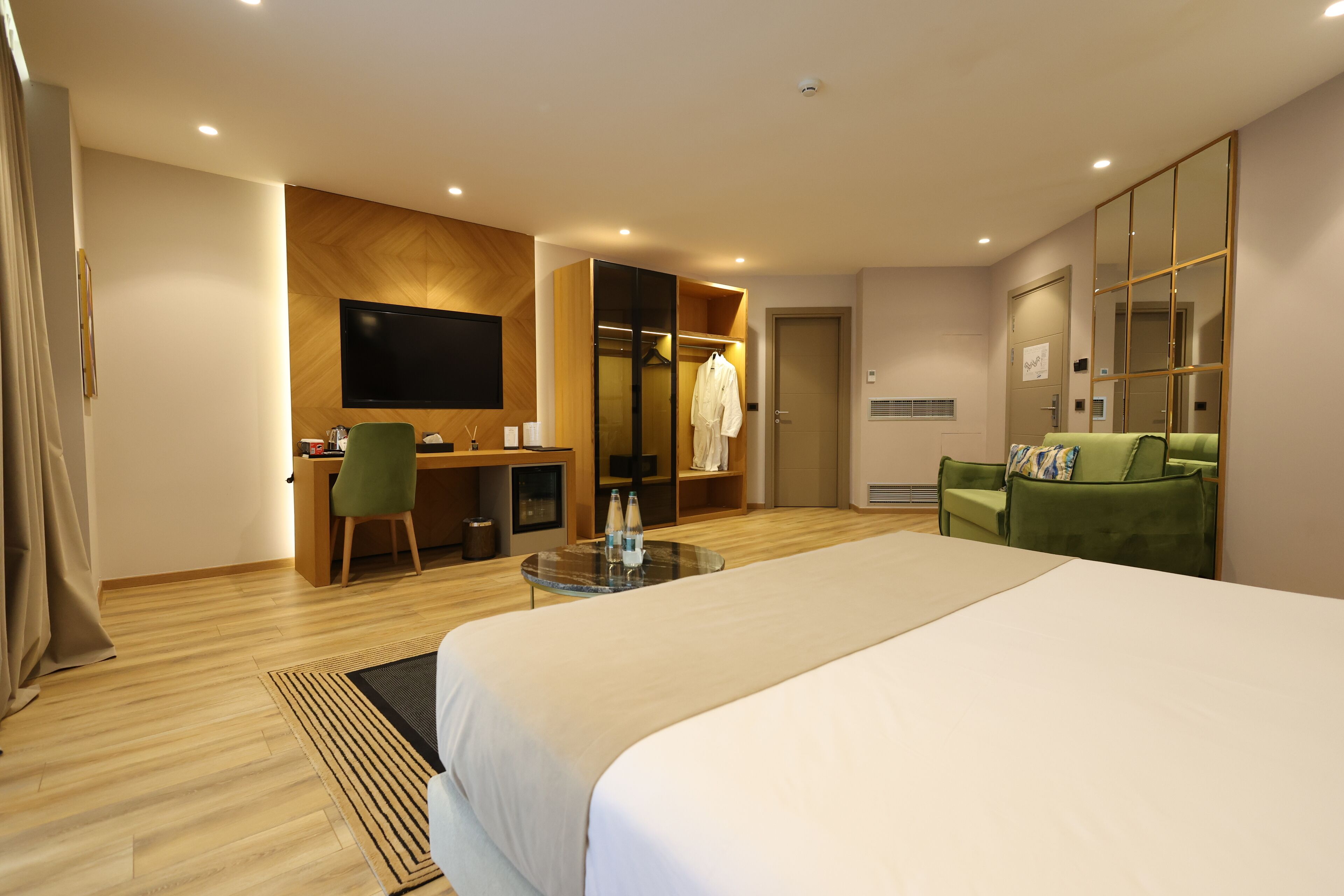 Suite Elite | Ropa de cama hipoalergénica, minibar, escritorio y insonorización 