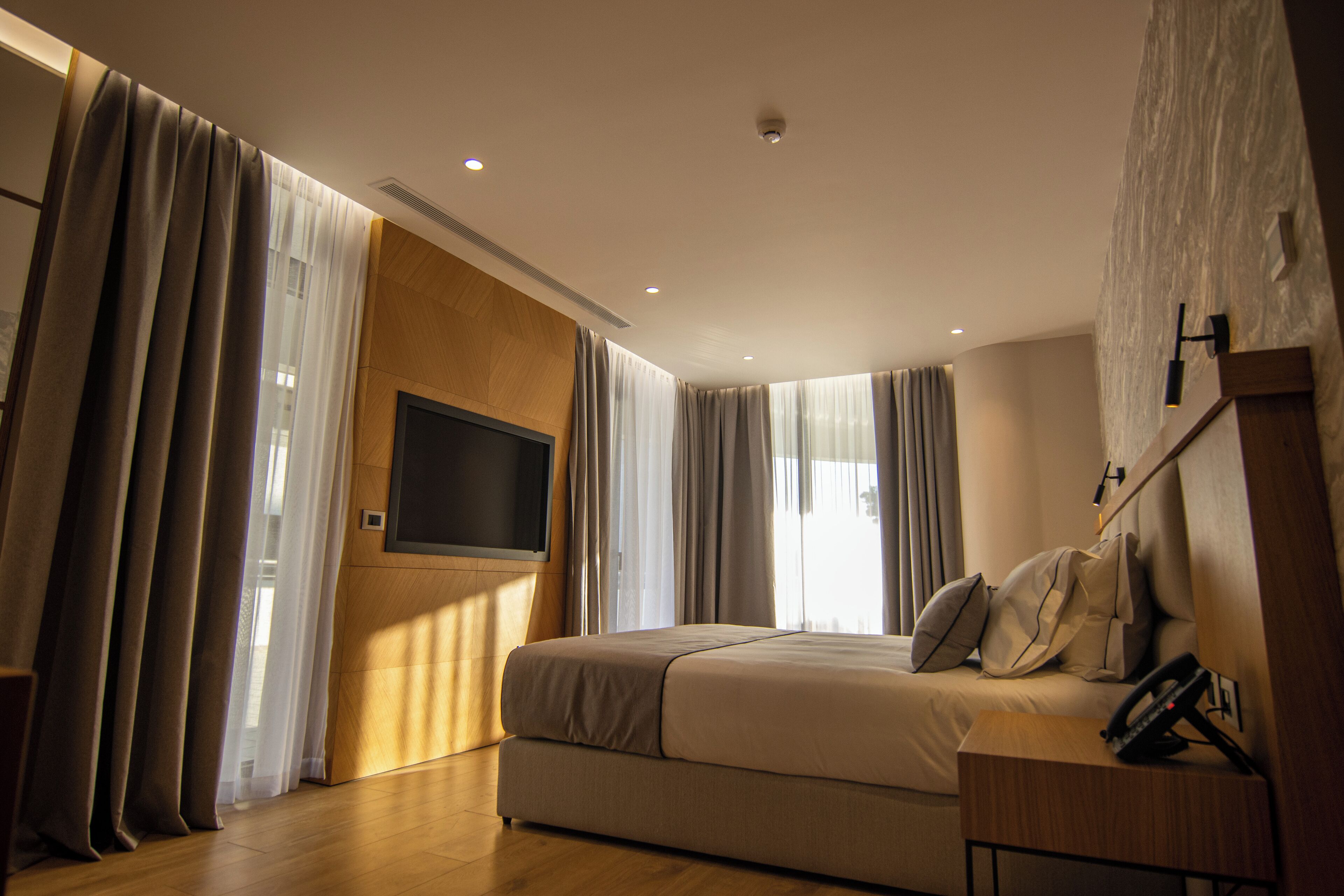 Honeymoon Suite | Hypo-allergenic bedding, minibar, desk, soundproofing