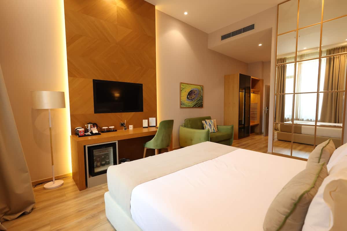 Habitación triple | Ropa de cama hipoalergénica, minibar, escritorio y insonorización