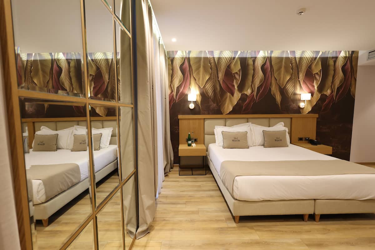 디럭스 더블룸 | 저자극성 침구, 미니바, 책상, 방음 설비